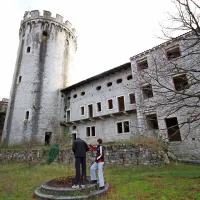 Občina bo grad prihodnje leto obnovila vsaj do te mere, da bo 
spet dovolj varen za oglede. Celovita prenova in umeščanje 
programov pa bosta trajala deset let. 