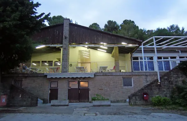 V Študentskem taboru v Ankaranu je nameščenih še 50 
delavcev iz Romunije, ki so obirali grozdje za primorska 
podjetja, pripeljalo pa jih je podjetje NGP.
