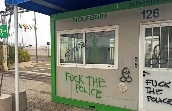 V predoru v Miljah je kamera na avtobusu posnela vožnjo 
starejše voznice, ki je vozila vzvratno in bila pri tem tudi precej 
nespretna.