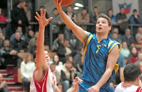 Grega Nachbar (z žogo) še iz igralskih časov pri Kopru.