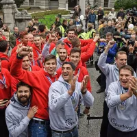 Razigrani srebrni odbojkarji preden so stopili na oder na 
Kongresnem trgu.