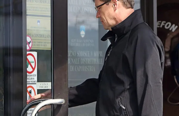 Kazenski pregon zoper Rafa Klinarja,  nekdanjega predstojnika urada za gospodarske  javne službe na koprski 
mestni občini, zaradi  zlorabe uradnega položaja  je zastaral. 