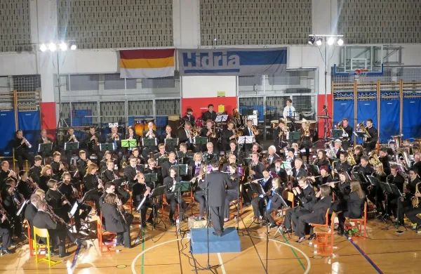 Orkestra idrijskih rudarjev in Harmonie d'Aumetz sta se združila na koncertnem poklonu svojima jubilejema.