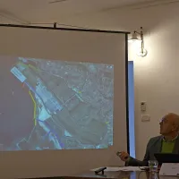 Vodja parka Andrej Sovinc je na satelitskem posnetku  solin 
prikazal območja, kjer so obnovili nasipe in kjer morje ne bo 
več moglo poplavljati bazenov.