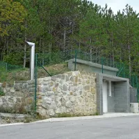 Pred tremi leti je ministrstvo za javno upravo  poleg druge 
infrastrukture do mednarodnega mejnega prehoda Sočerga 
zgradilo skoraj dva kilometra vodovoda in 20 kubičnih metrov 
velik razbremenilnik. 