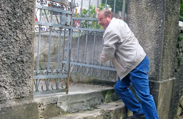 Vhodna vrata so povešena, težka in grozijo, da bodo padla s 
tečajev. 