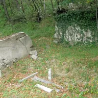 Del zidu je porušen, na pokopališče zato hodijo srne in divji prašiči.