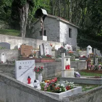 Pokopališče v Črnem Kalu nima ne mrliške vežice ne lopo za 
orodje. Delno obnovljena hišica je že dolgo nedokončana, 
denarja zanjo ni. 