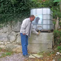 Cisterna za vodo je bila polna le enkrat, tisti dan, ko so jo 
namestili. 