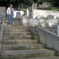  Denar za gradnjo betonskih stopnic je zagotovila agrarna 
skupnost, KS oziroma občina sta črnokalskemu pokopališču 
zadnjič pomagali pred 35 leti, je kritičen Mario Starc. 