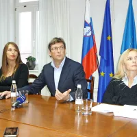 Z leve: županova svetovalka Kristina Zelić, župan Igor Kolenc 
in odvetnica Monika Mavsar  