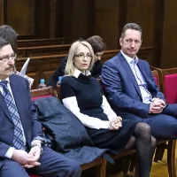 Sojenje v zadevi Serming z odpravo začasnega zavarovanja 
premoženja podjetju Serming ni več nujna zadeva, zato ni 
jasno, kdaj bo koprsko sodišče po nalogu višjega sodišča 
začelo ponovno sojenje. 