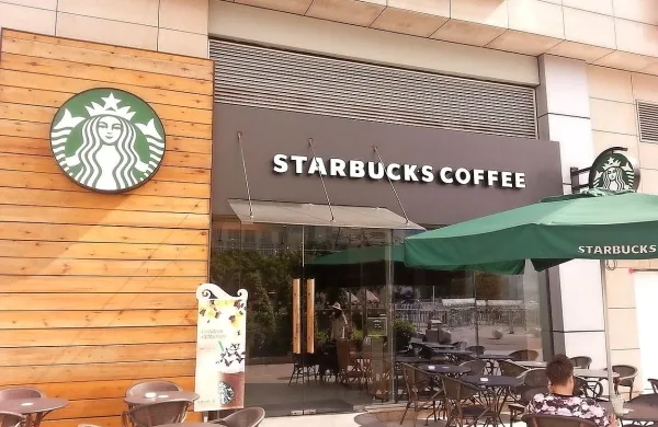 EU je danes sporočila, da morata ameriška veriga kavarn 
Starbucks in italijanski proizvajalec avtomobilov Fiat vsak 
plačati med 20 in 30 milijonov evrov davčnih obveznosti za 
nazaj. 