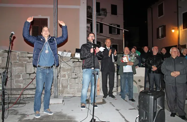 Takole je Jani Kovačič na glavnem kanalskem trgu pozdravil   
domače privržence odbojke.  