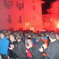  Odbojkarski Kanal je množično, bučno in tudi z baklami ter 
ognjemetom pričakal svojega srebrnega someščana. 