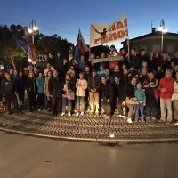 Mitja Gasparini s srebrno evropsko kolajno doma - v družbi 
najdražjih in najbližjih prijateljev.
