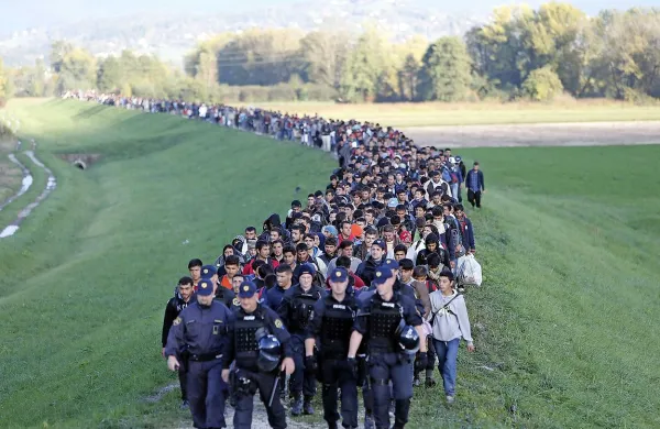 V nastanitvenih centrih po Sloveniji je bilo danes zjutraj ob 6. 
uri nastanjenih skupno 5237 beguncev, v sprejemnih centrih 
pa je bilo ob isti uri v obravnavi 5798 beguncev.