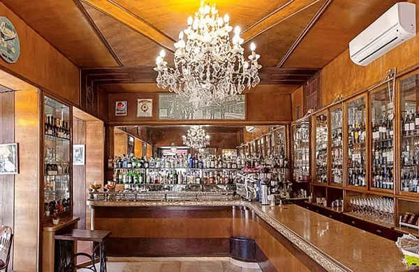 Iz zgodovinske kavarne Antico Caffè Torinese v Trstu je izginil  
unikaten železni stol.