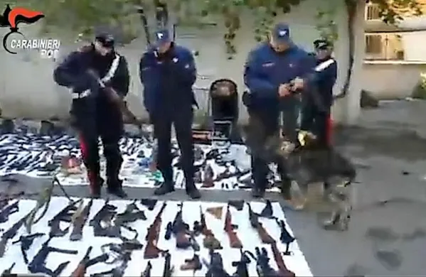 Italijanski orožniki med eno od torkovih hišnih preiskav, v 
kateri so zasegli večjo količino orožja.