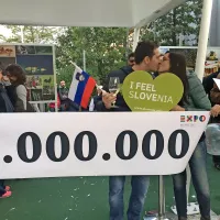Slovenski paviljon na svetovni razstavi Expo 2015 v Milanu je 
včeraj obiskal milijonti obiskovalec Marco Rota iz Milana s 
svojo ženo Clelio.