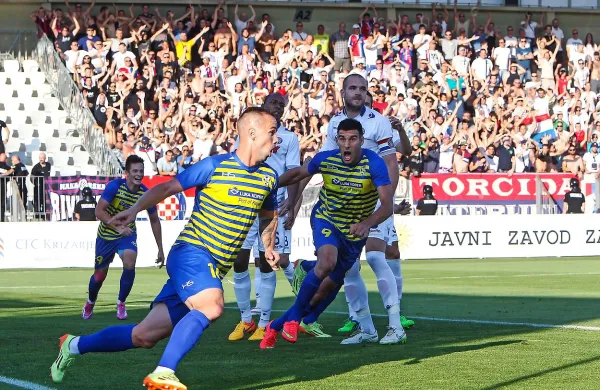 Denis Halilović (v ospredju) je julija proti Hajduku zgodaj zatresel mrežo.