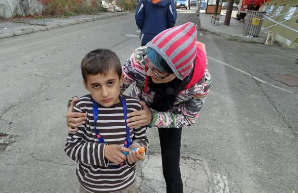  Sedemletni Ahmed  se je v nastanitvenem centru v Šentilju 
znašel sam. Nanj je popazila slovenska humanitarka, medtem pa so  slovenski in avtrijski policisti združili moči in mamo 
otroka našli v Celovcu.  