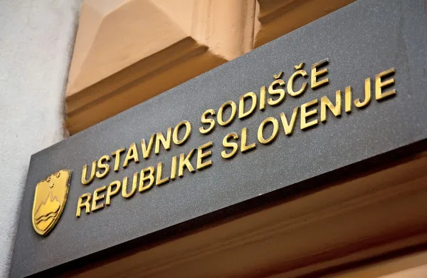 Ustavno sodišče je dopustilo referendum o noveli zakona o 
zakonski zvezi in družinskih razmerjih, ki pravice istospolnih 
parov izenačuje s pravicami heterospolnih parov.