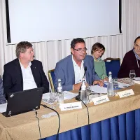 Sredozemska prehrana je tudi odnos do življenja, so poudarili udeleženci okrogle mize  Nesnovna kulturna dediščina in sredozemska prehrana. Z leve: 
Bojan Butinar, Lucijan Cencič, Franco Juri, Katja Hrobat Virgolet, Slavko Mezek in Adela Pukl.