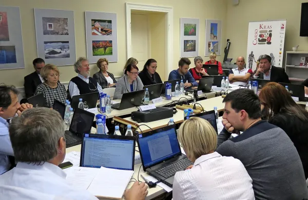 Ob županovem poročilu o izvrševanju proračuna v prvi 
polovici leta se je razvila dolga razprava  o razpisih in 
problematiki društev v občini.