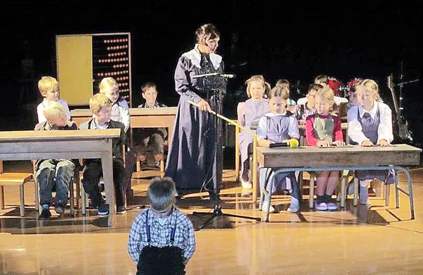 Šolarji in njihovi učitelji so se ob jubileju sprehodili skozi 
čas.