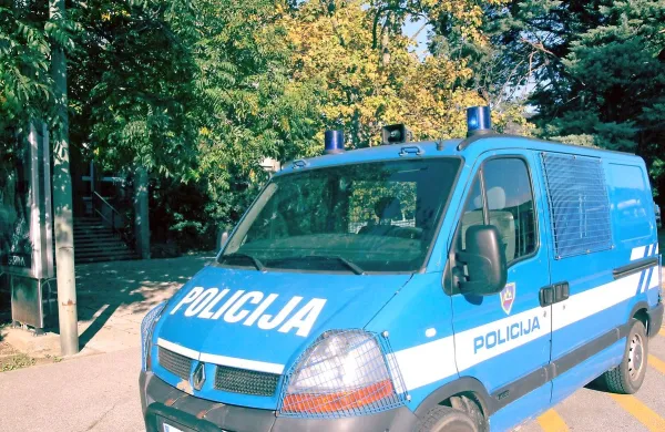 Včeraj so policisti k dežurni preiskovalni sodnici novogoriškega okrožnega sodišča privedli slovenska osumljenca  
trgovine z orožjem. 
