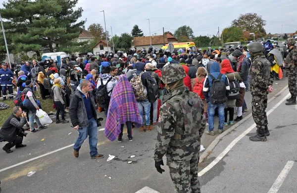 Vojake so napotili na območji policijskih uprav Novo mesto  
(na fotografiji v Dobovi) in Maribor, kjer so razmere najbolj 
kritične.