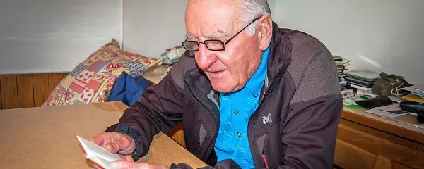 Matajurski župnik Božo Zuanella, eden zadnjih Martinov Čedermacev, rad prebira in citira Gregorčičeve Poezije