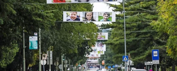Nasmeh premaguje meje
