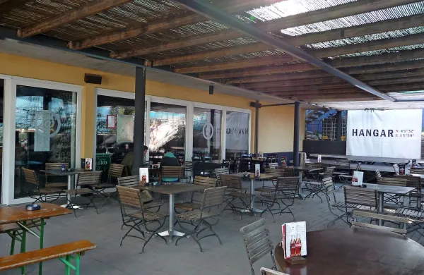 Hangar bar oživi ob vikendih, ko tam pripravijo koncerte.  