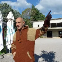 Matic Horvat, za njim objekt veslaškega kluba, od katerega 
naj bi se zvok odbijal vse  do vrha Jagodja.  
