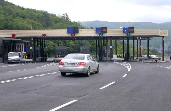 Člani pisane mednarodne združbe so v bližini mejnih prehodov Sočerga, Dragonja in Starod v državo tihotapili prebežnike iz Albanije. 