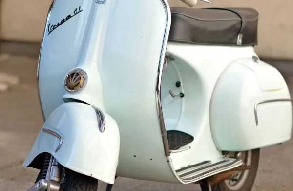 Vespa je morala  s tovornjaka.