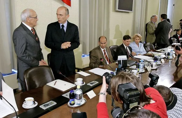Pogovore o prihodnosti Slovenije je pred dobrimi desetimi leti 
organiziral tedanji predsednik republike Janez Drnovšek. 