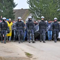 Kdo bo predlagal zloglasno ograjo?
