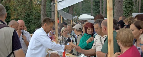Letos so  pršut rezali  na roke, priredili pa so tudi delavnice, med drugimi je jedi s pršutom predstavil Simo Komel iz gostilne 
Kobjeglava.