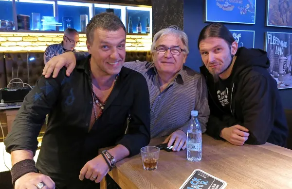 Pevec Đule (levo) se je tik pred koncertom še enkrat na hitro posvetoval z možakarjem, ki je 
tega dne bedel nad vsem. Srečo Lipovec (v sredini) je direktor podjetja Lip Art iz Ljubljane, ki 
že od davnega leta 1979 organizira javne dogodke, med njimi tudi koncerte. Pri gostovanju 
benda Van Gogh je Lipovcu  pomagal sin Uroš, ljubiteljem metala znan kot basist uspešne 
skupine Noctiferia.