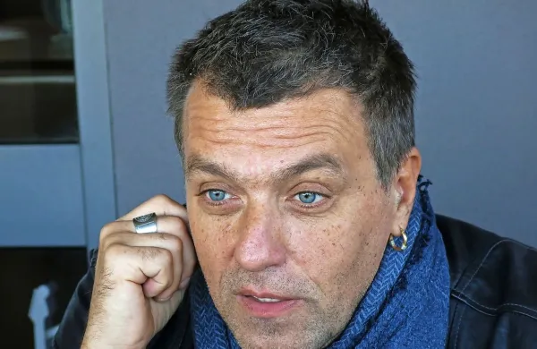 Zvonimir Đukić - Đule: “Biti na odru, to je danes 
zelo resna kategorija. Če si dostojanstven, veljaš za  
norega. In če ne pristaneš na kompromise, ne na 
ideološke ne na stilske, kakor v vseh teh 29 letih ni 
pristala skupina Van Gogh, potem si ustvarjen iz 
še bolj norega materiala.”
