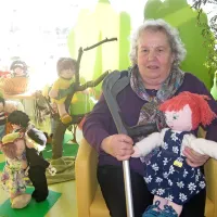 Hedvika Favento vsako punčko poimenuje. V naročju drži Kim. Najljubši pa ji je  fantič v črnem (v ozadju), ki sramežljivo daje poljubček dekletu.  