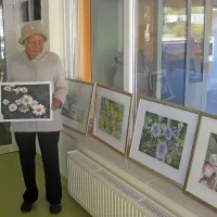 Sonja Ribnikar cvetje naslika tako natančno, da so platna podobna fotografijam. 