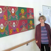 Slike Elizabete Kržišnik krasijo hodnike bloka, stanovalci pa 
na skupnih srečanjih zapojejo ob zvokih njenega klavirja. 