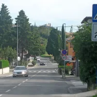 Na odseku, kjer so trije prehodi za pešce, je hitrost omejena 
na 40 kilometrov na uro. Trije odstotki voznikov so jo 
prekoračili za več kot 20 kilometrov na uro. 