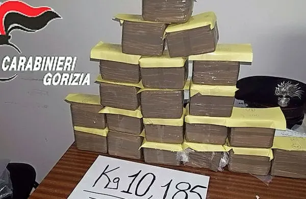 Tržiški karabinjerji so zasegli nekaj več kot deset kilogramov 
hašiša.