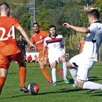 Dvoboje v sredini igrišča so pretežno dobili gostje v pretežno beli športni opremi.