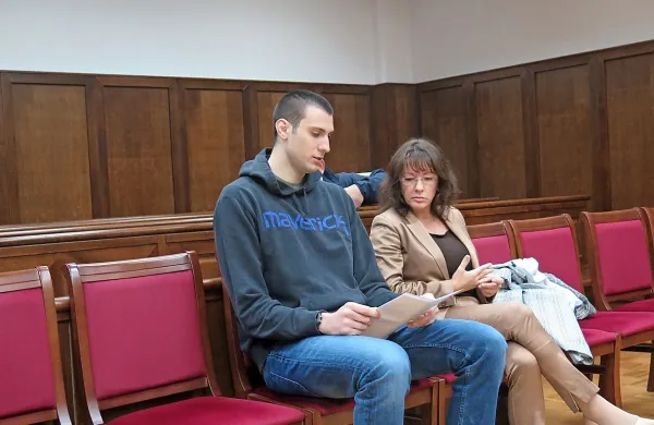 Ivan Cernic (na fotografiji ob njem sodna prevajalka Lilijana 
Matošič) je na pošto v Grgarju  dobival pošiljke na ime Borisa 
Mannlicherja.